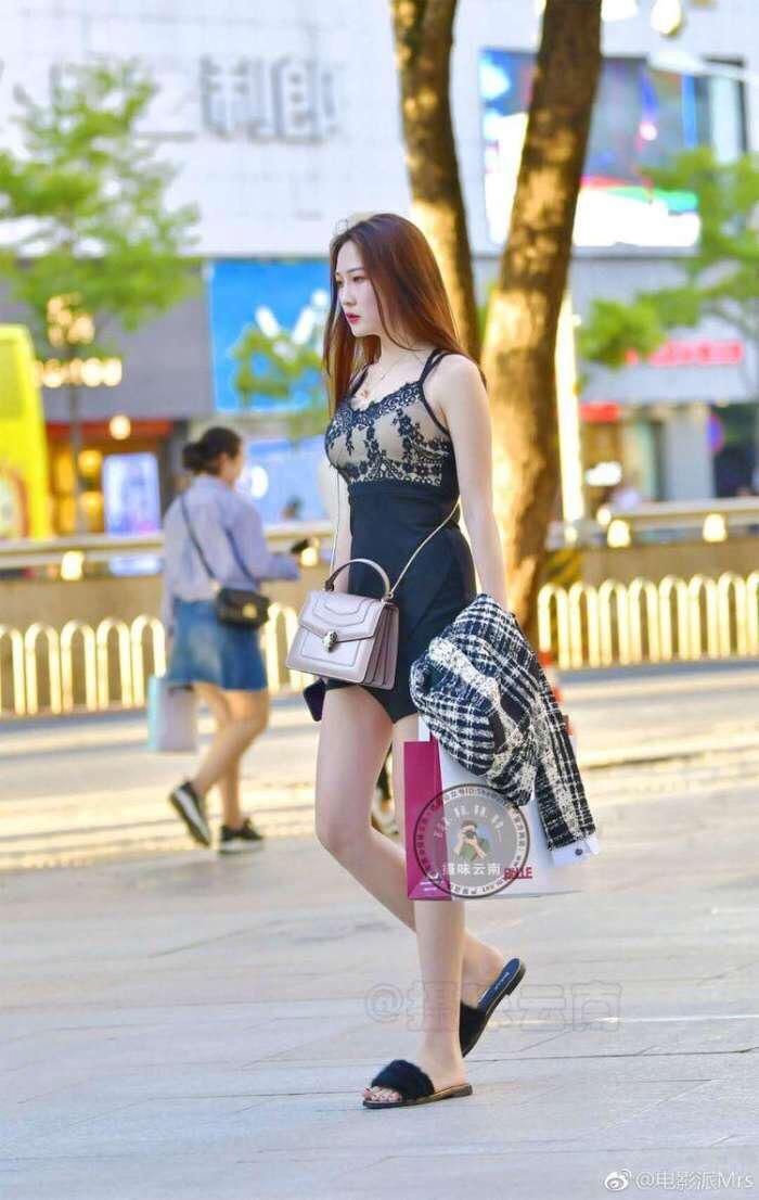 上海街拍 小姐姐穿着蕾丝情趣内衣，在街头闲逛，网友大呼，惊呆