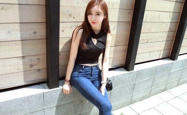 「 时尚」在细节中彰显美，更加优雅显气质！，娇小可人的牛仔裤美女