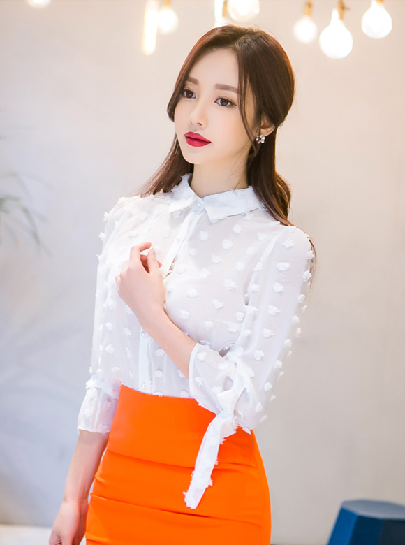 女神孙允珠，彩绘云朵玫瑰雕花透明白衬衫