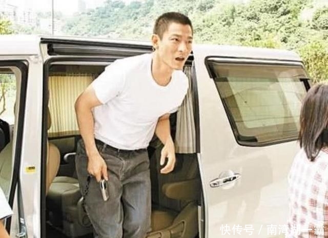 「威尔法」刘德华的座驾,26年换了5辆,为家庭卖掉越野车,从此只坐保姆车