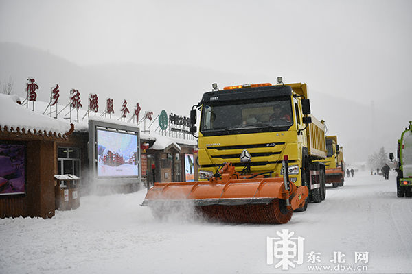 大海林局凌晨清理公路积雪 保证赴雪乡游客安全出游