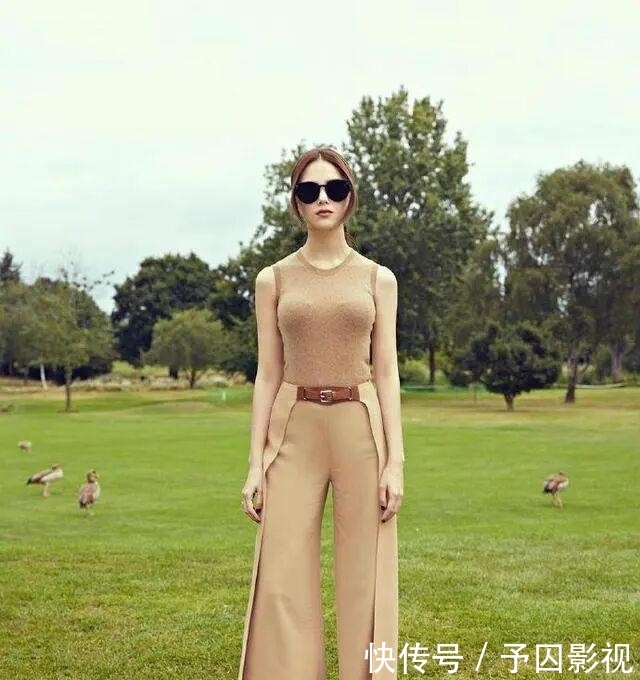 『阔腿裤』女人不管是穿裤子还是裙子,牢记这个“上紧下阔”穿法,显高显瘦