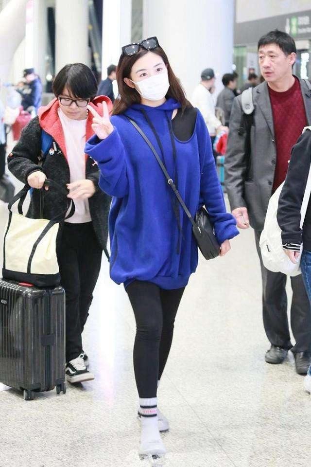 张含韵真敢穿，长款卫衣配打底裤吸睛十足，网友:不会显腿短吗?