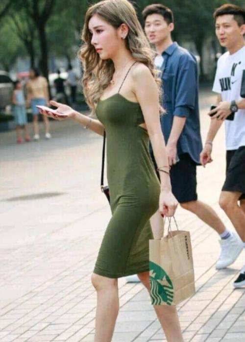 街拍：优雅时尚的打底裤小姐姐穿出完美的轮廓美，令人百看不厌！