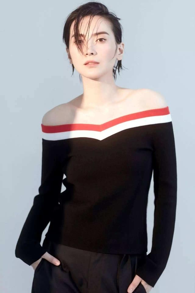 最帅女星李媛，蕾丝吊带别样风情，动作豪放，隐私部位要包包遮挡