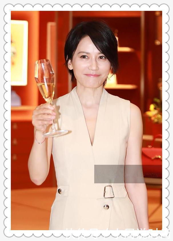 当俞飞鸿和高圆圆同穿深V裙那一刻,我才知道什么叫气质如兰!!