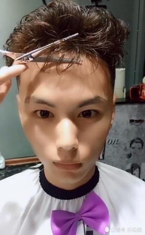长相清隽的男子去理发，剪了个盖头后秒变时尚小鲜肉回头率暴增
