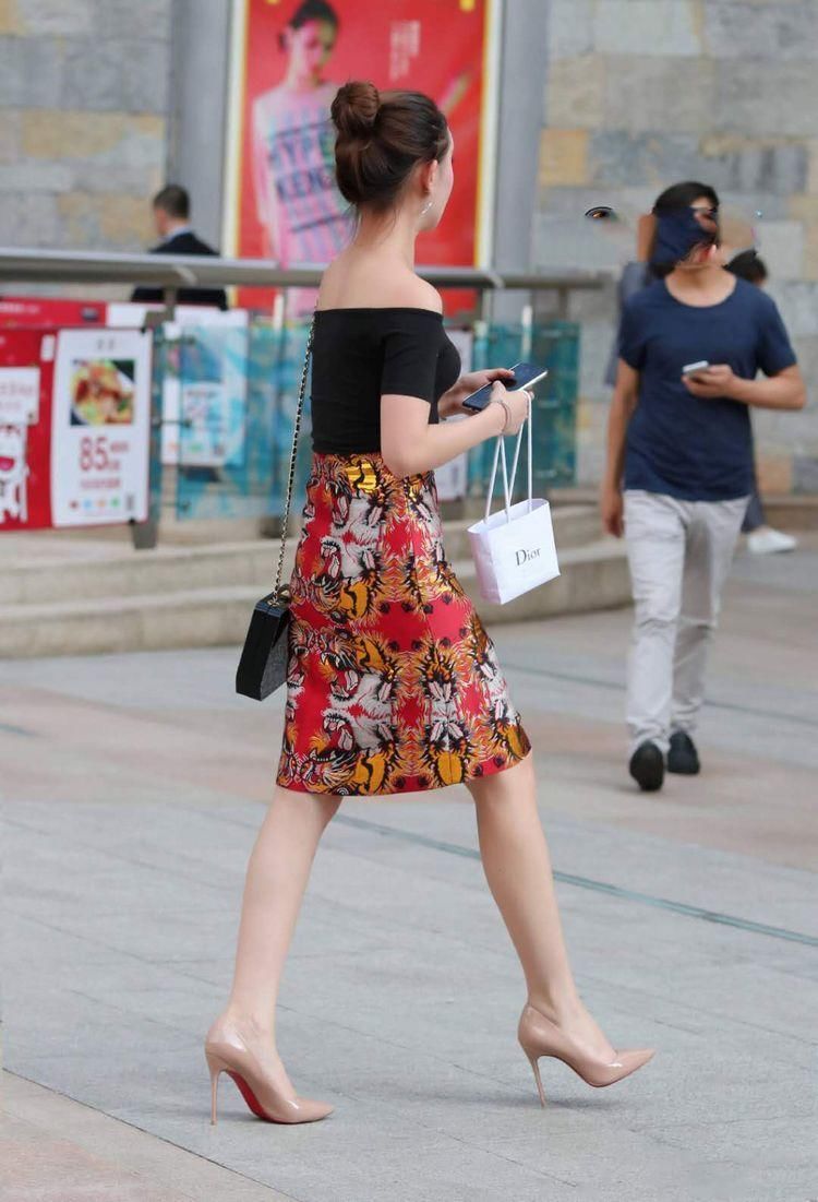 街拍:时尚的美女穿“虎头裙”出街，霸气侧漏!