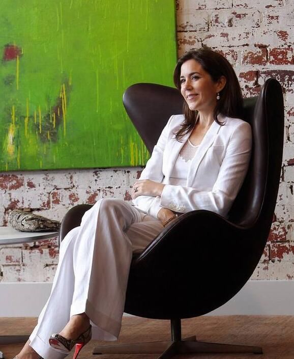 各国王妃穿西装，夏琳王妃帅气十足，凯特看起来有点土!