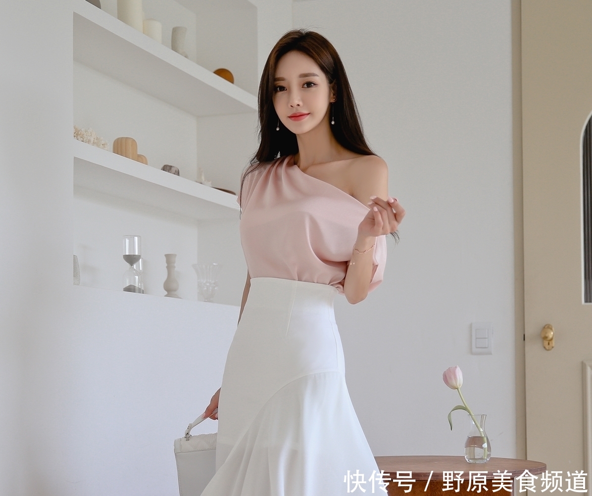  「美女」美女你这裙子，就是为了转的吧