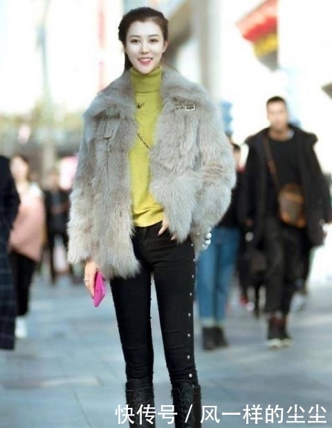 「 上身穿一」看着养眼!,街拍:小姐姐的腿真长!穿紧身牛仔裤配高筒靴