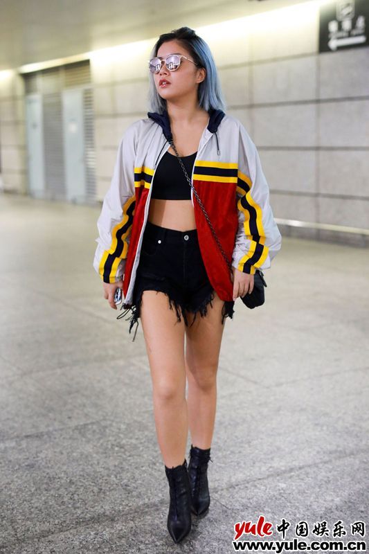 王菊演绎机场时尚 气质搭配国际范十足