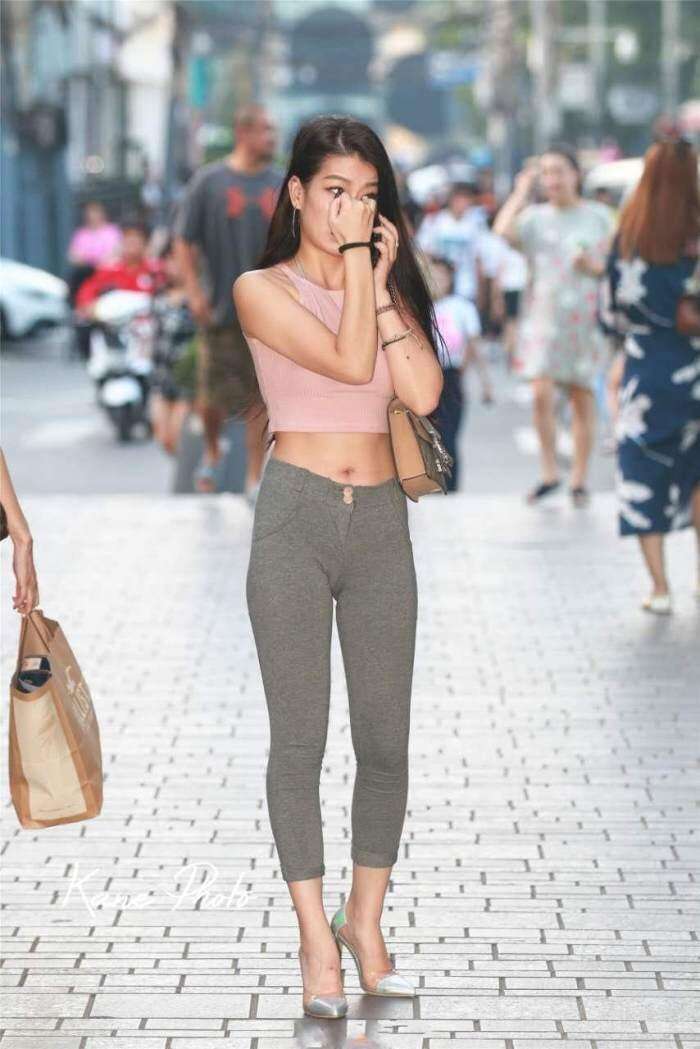 小姐姐这么穿紧身裤不尴尬吗?