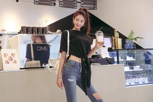 路人街拍，肤白貌美的小姐姐，拿着手机在听歌，侧颜太美了！