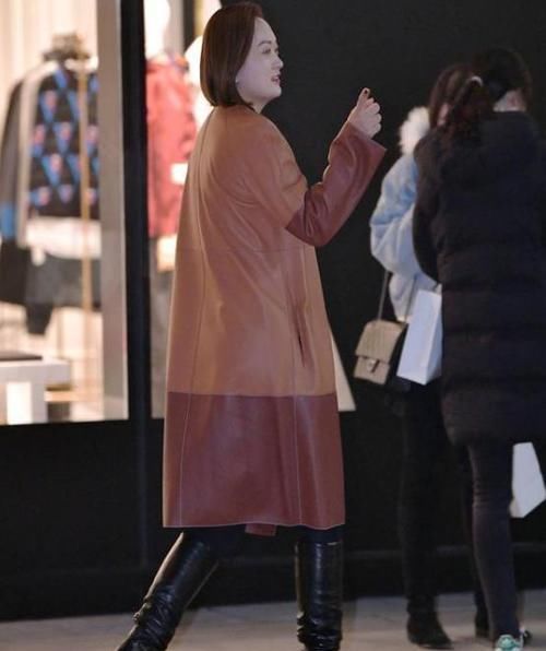  『粉色』街拍：姿色天然的美女，一条粉色的吊带连衣裙，时尚女神气质迷人