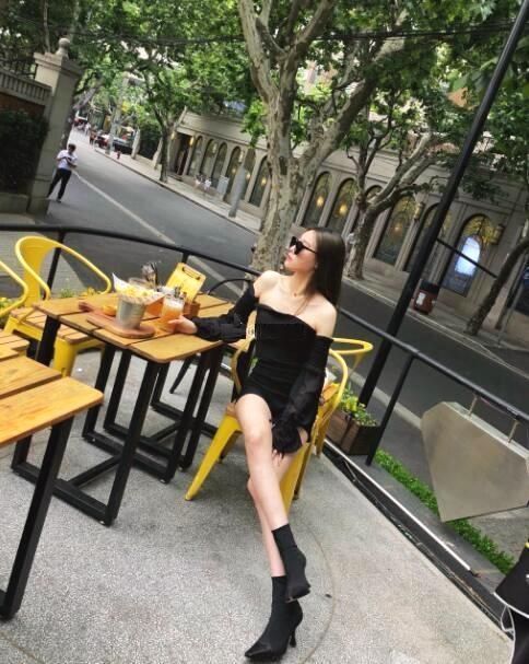 范志毅20岁漂亮女儿近照 身材纤细长腿抢镜