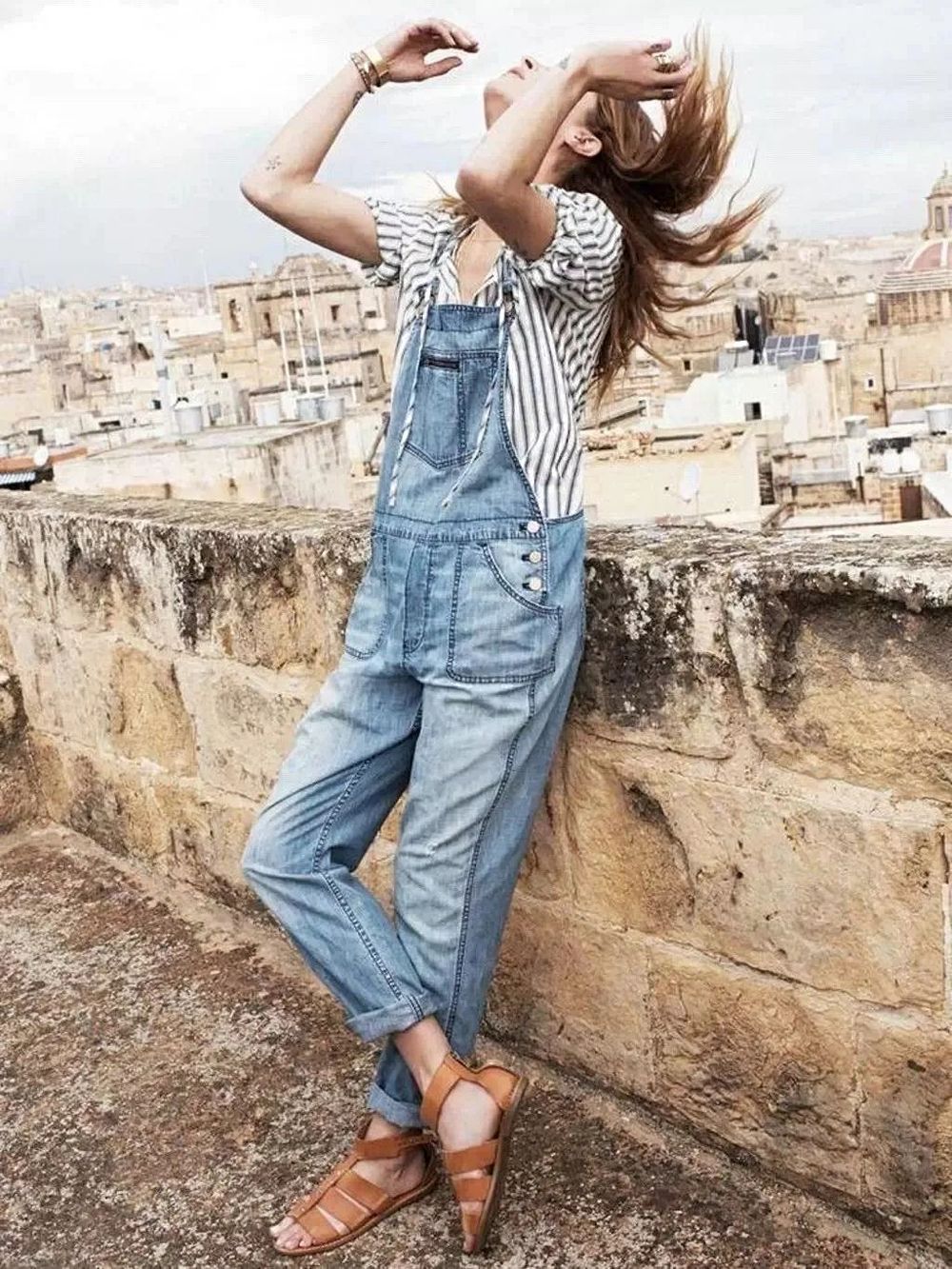 邓紫棋的皮裤、杨幂的阔腿裤都输给了吴宣仪的“初恋裤”