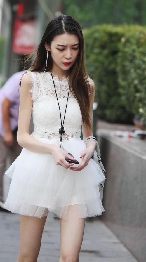 身穿纺纱短裙的小姐姐犹如白天鹅一样优雅,一个大跨步略显尴尬