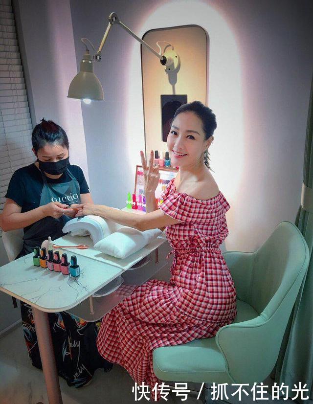 『杨玉梅』选美被偷内衣裤,险遭硬上弓,55岁历经风雨变千万富婆,却仍单身