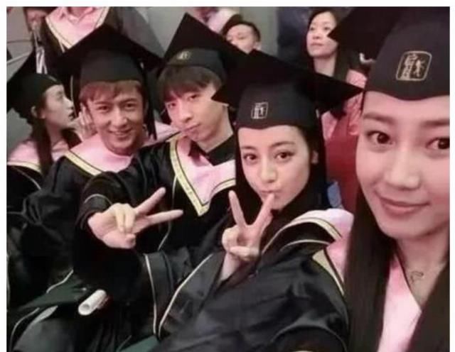  同学@热巴高校3个同学，前2个红到变紫，唯有最酷的他被别人遗