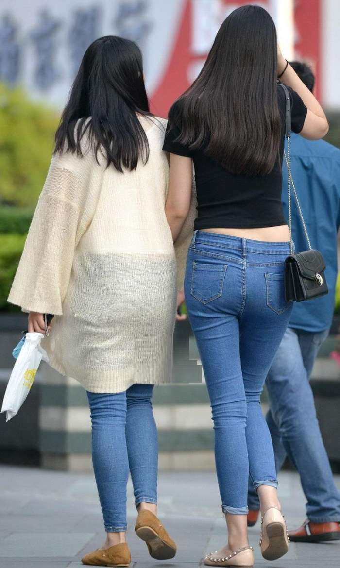 街拍美女:紧身牛仔裤轻松展现少妇丰满身材