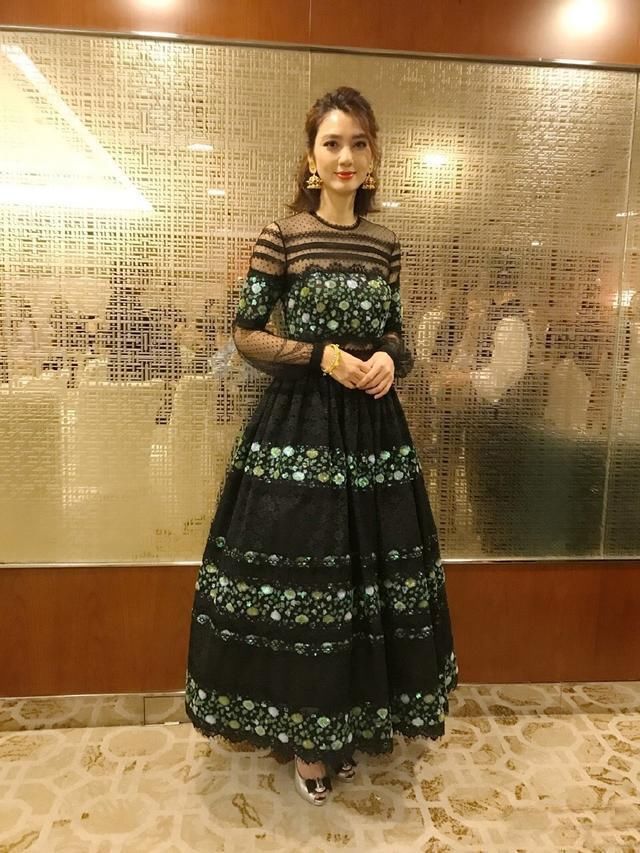 除了年轻，张丹峰的经纪人就个普通女孩，而洪欣可不是普通女人