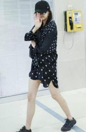 20岁关晓彤秀腿，26岁热巴秀腿，网友：鹿晗眼光果然没毛病！