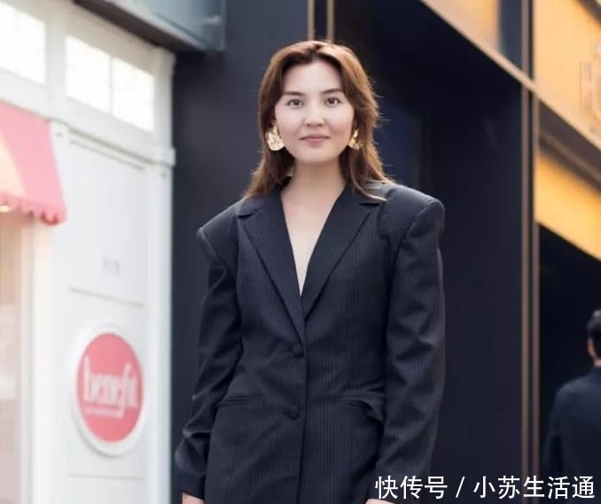 「拥有」街拍:拥有独特气质的女子,穿搭时尚,彰显迷人女性之美