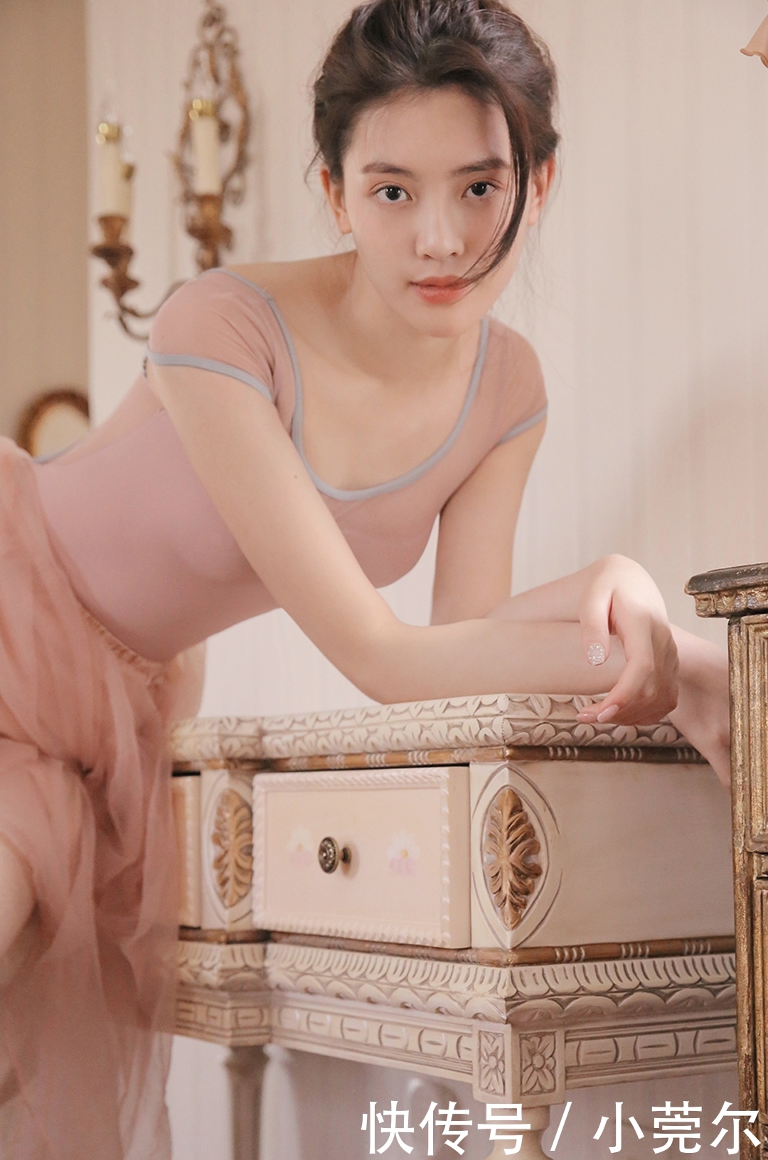 摄影 性感女神趴着的样子 简直 神圣不可侵犯 News