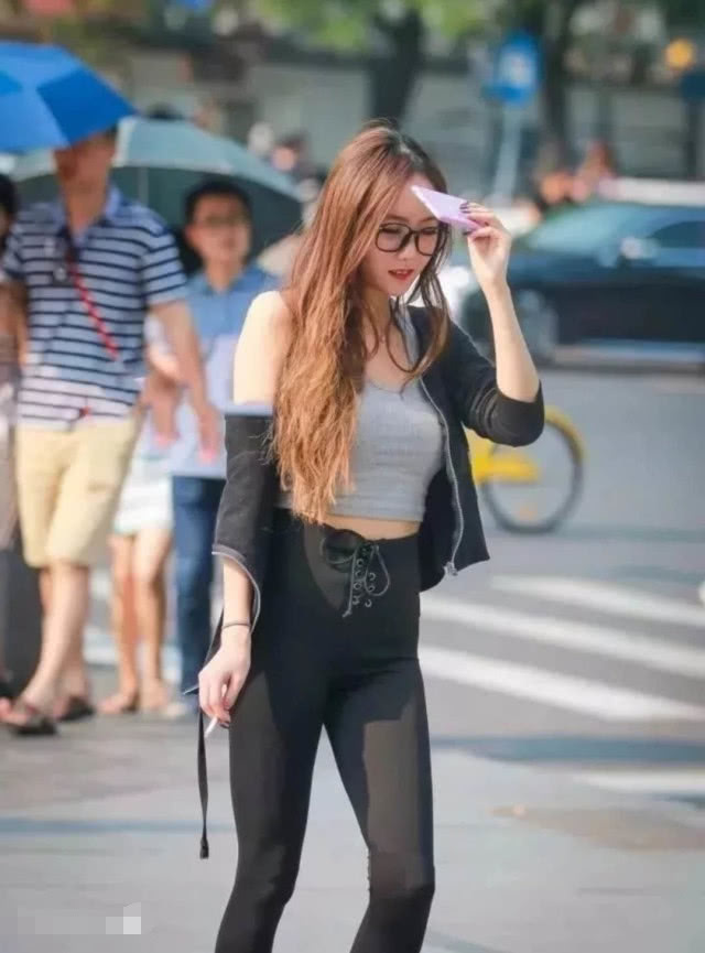 俏皮小女神紧身裤绷出丰腴的身材，下滑的上衣露雪白香肩