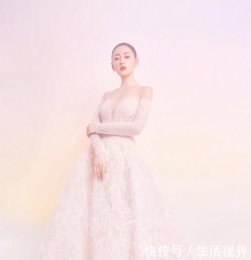 「 瑜伽」燕窝裙抹胸露背尽显婀娜身材，不愧是荧屏女神，张天爱真会穿