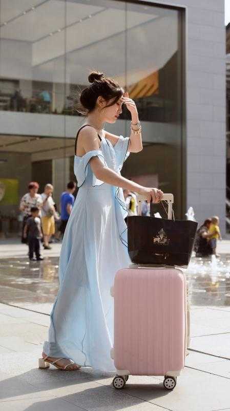 素人街拍: 回眸一笑千百媚, 图四女生动人心