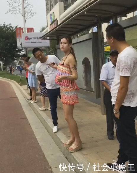美女身穿冰棒衣在公交站等车，最时尚的防暑神器你一定没见过惊呆