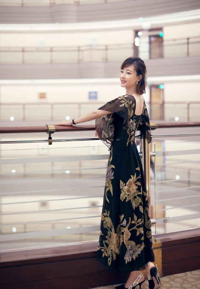 33岁王丽坤亮相活动，身穿印花连衣裙气质优雅，网友：完胜全场