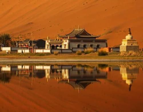 中国这一座寺庙,坐落在沙漠之中,现在只有一人坚守在此!