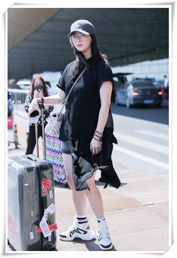 看了王丽坤的短裤，再看看蒋欣，终于明白女明星为什么拼命减肥了