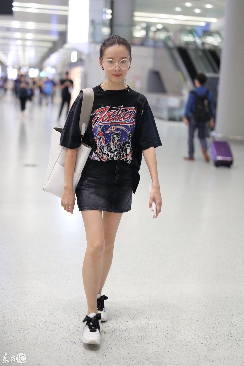 董洁丸子头性感热辣皮裤 机场秀美腿