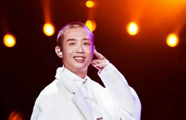 GAI称发文嘲讽坐经济舱歌手是被盗号，但却恰好回应光光直怼