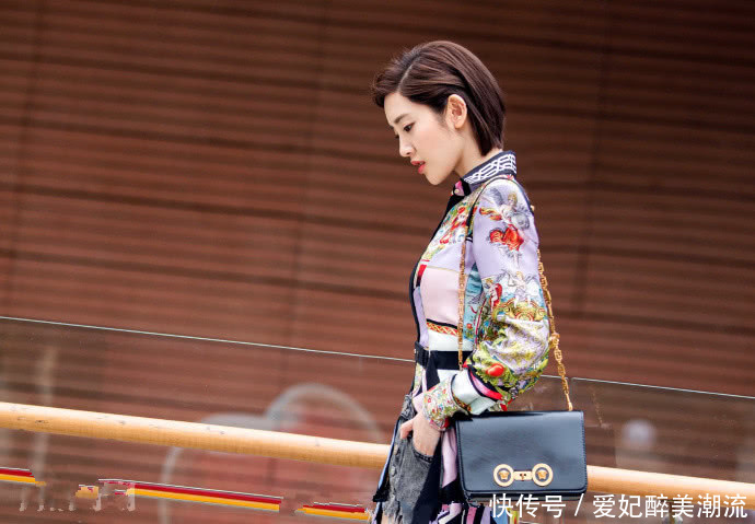 唐艺昕很惊艳了！绣花衬衫中间开叉到肚脐眼，网友：这身材我服了