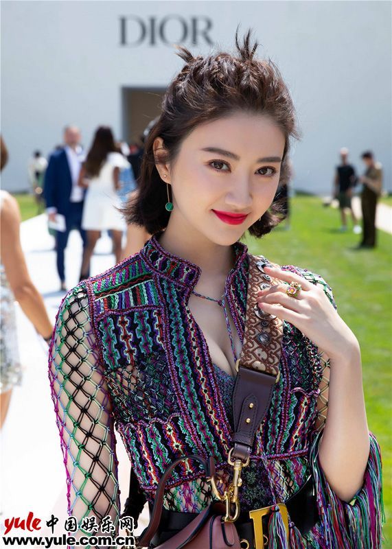 肤白貌美大长腿!景甜别致造型亮相Dior高订秀