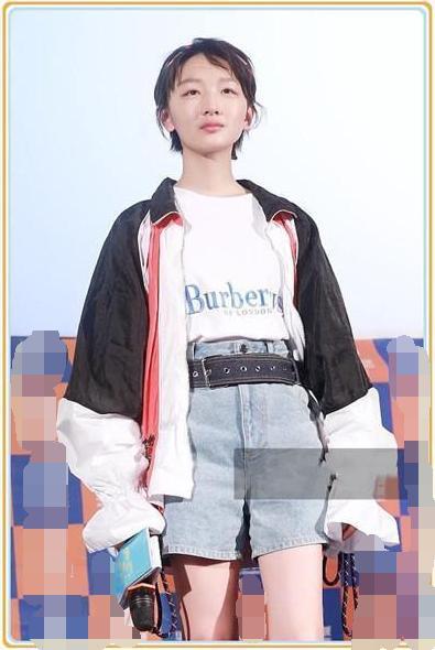 周冬雨豁出去了！脚踩“两根针”现身活动，网友：这怎么走路？