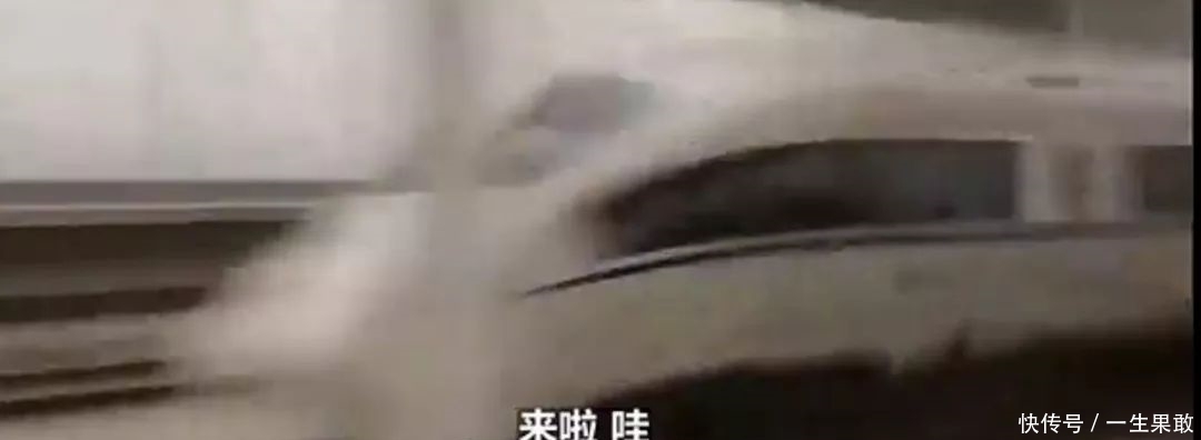 老外坐中国高铁直呼：太不可思议了！这感觉棒极了