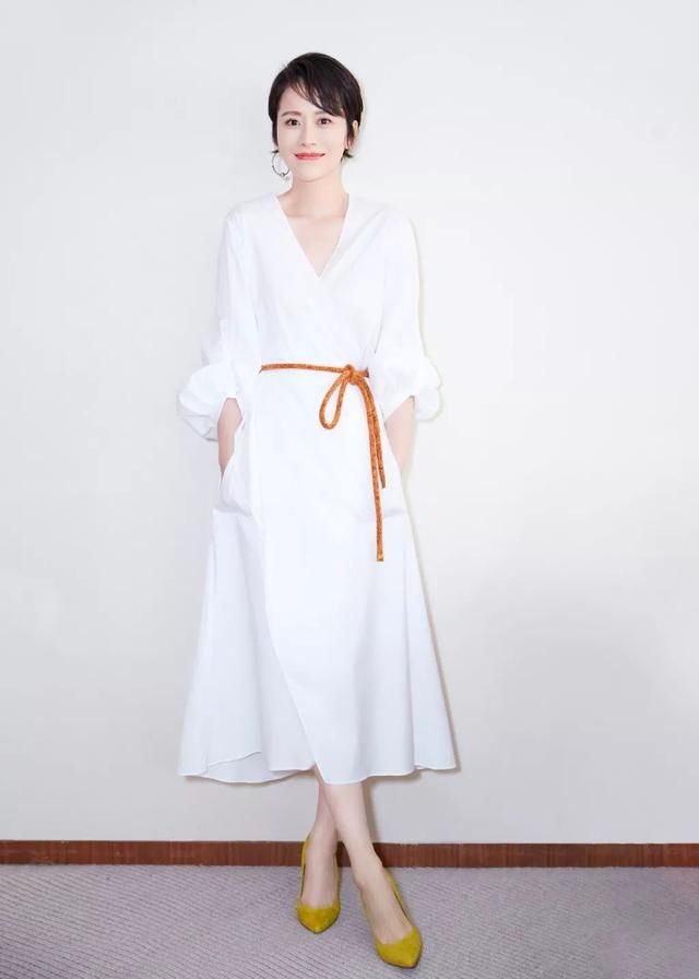 今年最流行的连衣裙穿法，就是加条腰带?