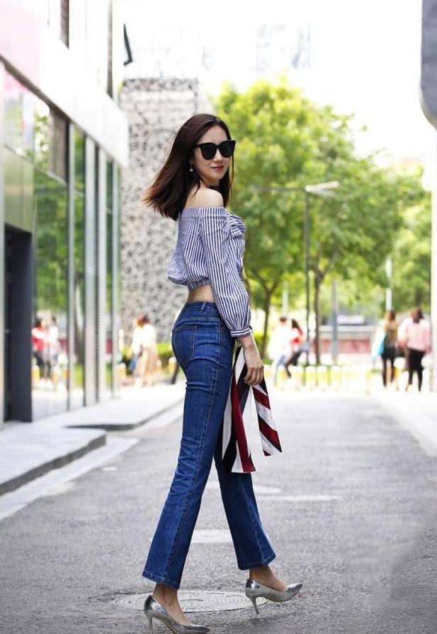 白领气质穿露脐装的美女，细腿丰臀身材不要太好！