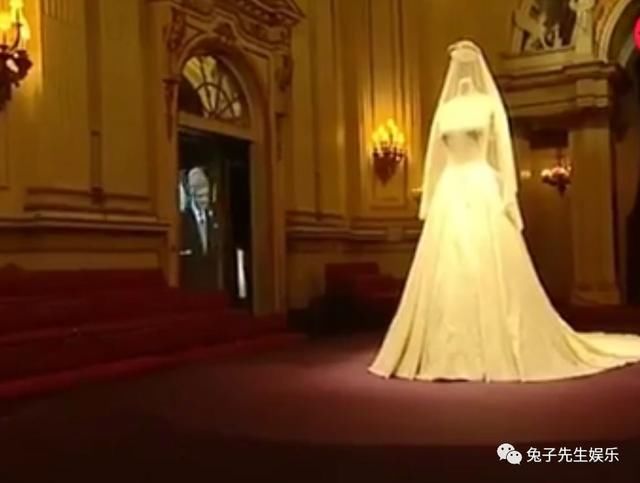 羡慕，女王陛下竟然这么宠爱孙媳，和凯特王妃一起选婚纱礼服！