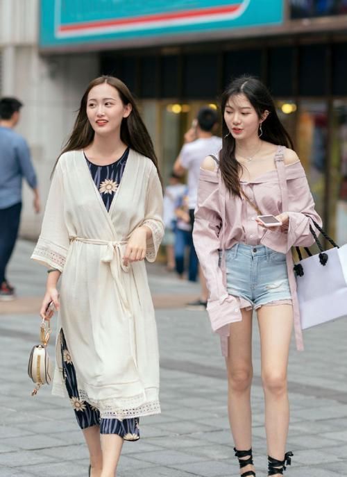 【闺蜜】街拍:小姐姐丝绒休闲裤加皮夹克,戴着小巧的皮帽,文艺帅气