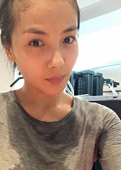 奶茶妹妹章泽天不惧路人镜头 !网友:原来素颜还可以这么美!