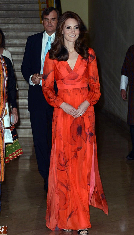 37岁的凯特王妃:轻吐舌头扮可爱，相比西班牙王妃双腿更白皙!