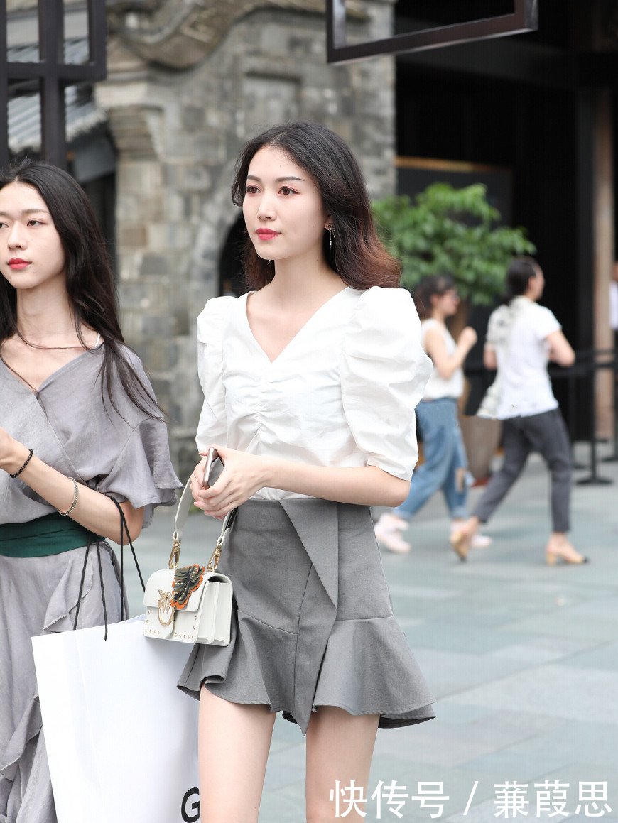 街拍：美女气质绝佳，颜值爆表，注定是街头的焦点