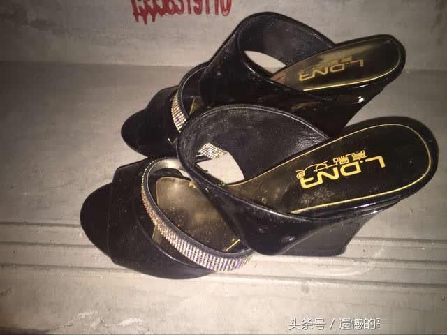 如果你经常出脚汗建议不要穿高跟鞋,应该搭配凉鞋或者高跟凉鞋!